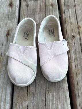 Toms Kids Slip-On Canvas Shoes in Pale Pink